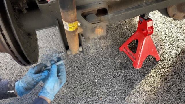 How To Replace Rear Shocks - Chevy Trailblazer (Andy’s Garage: Episode - 391) смотреть онлайн