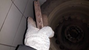 Почему бьёт педаль тормоза?