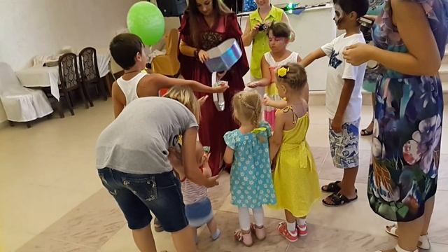 Детки на празднике. Детский день рождения. День рождения нашей двоюродной сестренке Полины. смотреть онлайн
