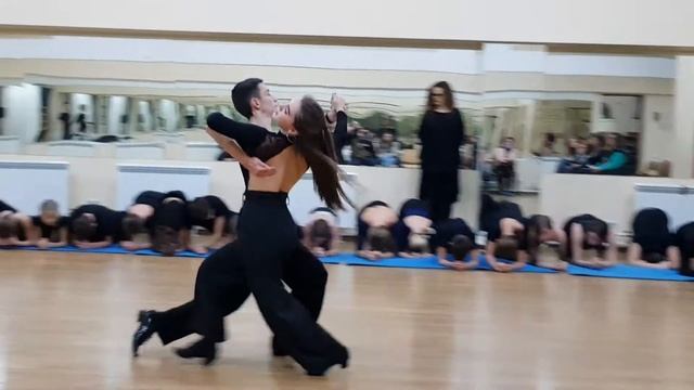 Медленный вальс (ищем партнершу) - Slow waltz (looking for a dance partner) смотреть онлайн