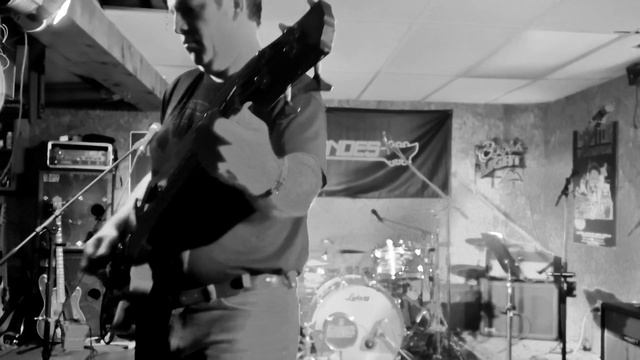 Maybe I’m a Leo with a Les Paul Money Bass смотреть онлайн
