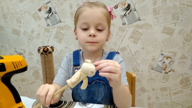 Игрушки для котёнка. Делаем своими руками. смотреть онлайн