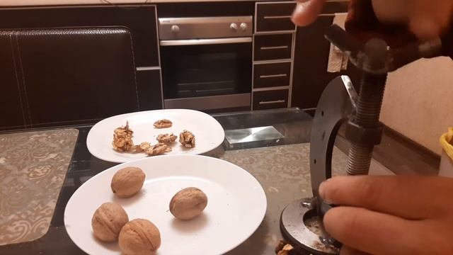 Самодельный орехокол для колки грецкого ореха и фундука homemade nutcracker for splitting walnuts смотреть онлайн
