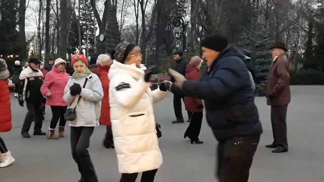 Миллионы самых нежных рук, а твои лучше!!! ??Танцы в парке Горького!!! ??Харьков 2021 смотреть онлайн