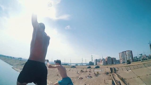 Домик. Прыжки в воду на плотине ГЭС 2017