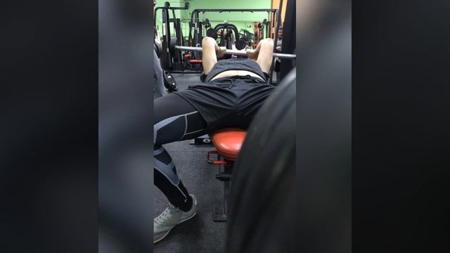 Французский жим. Жим из-за годовые лёжа на трицепс. смотреть онлайн