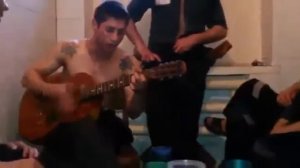 Цыган на зоне поет песню под гитару