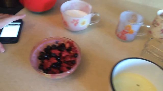 Пирог с малиной и черной смородиной :) смотреть онлайн