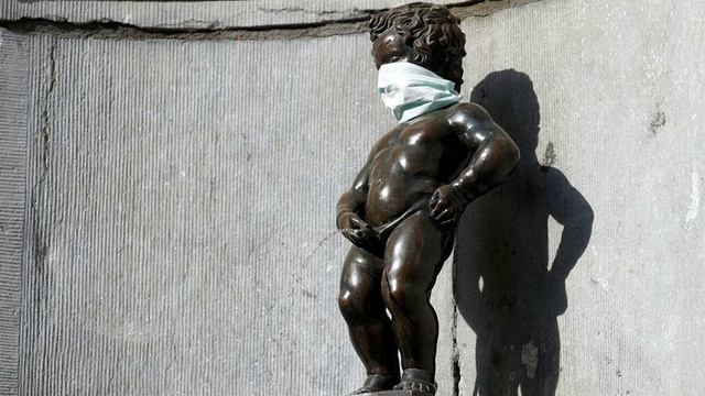 В Брюсселе на скульптуру "Писающего мальчика" надели медицинскую маску смотреть онлайн