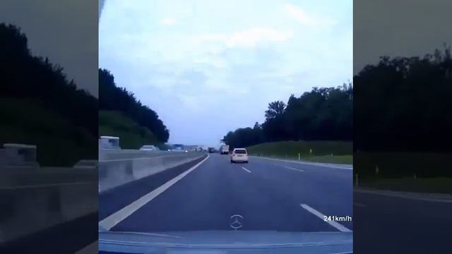 Тормоза Мерседес на скорости 220км/ч Огонь смотреть онлайн