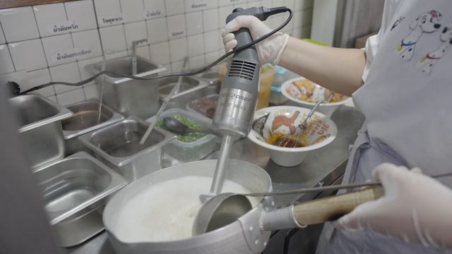 Еда. Феноменальный рамен в районе Нимман, Чиангмай, Таиланд. Привет @MarkWiens смотреть онлайн