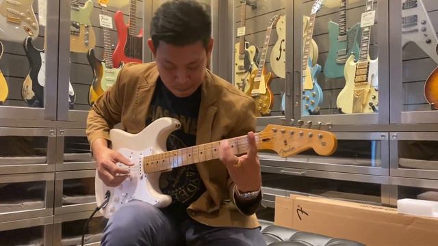 FENDER CS ERIC CLAPTON SIGNATURE STRATOCASTER JOURNEYMAN RELIC Age White Blonde смотреть онлайн