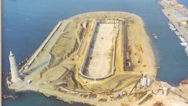 Costa Concordia in bacino a Livorno.wmv смотреть онлайн