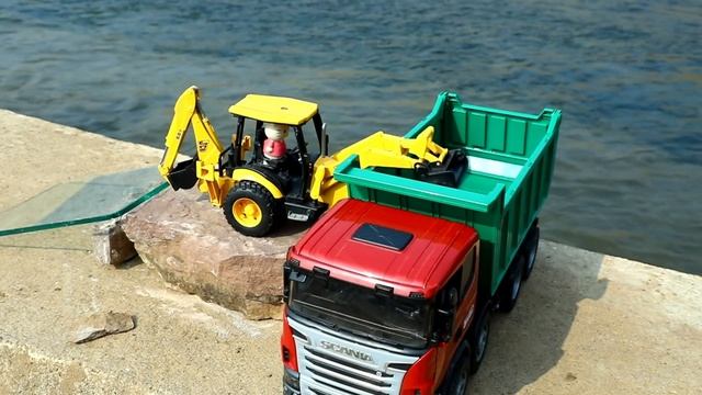 Самосвал Scania и трактор возят печенье смотреть онлайн