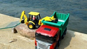 Самосвал Scania и трактор возят печенье