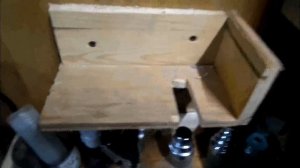 Размещение ручного электроинструмента на стене в гараже.