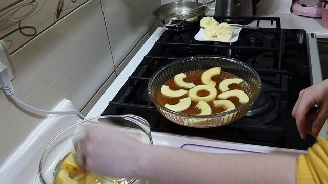 Kek i permbysur me ftonj. Pjesa e siperme e lagesht dhe plot shije. Kek me sherbet duhet ta provoni смотреть онлайн