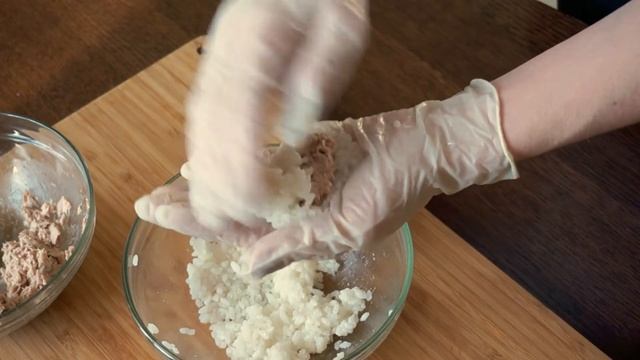 Рецепт блюда из консервированного тунца, риса, яиц. Яичные суши. Идеальное сочетание ингредиентов. смотреть онлайн