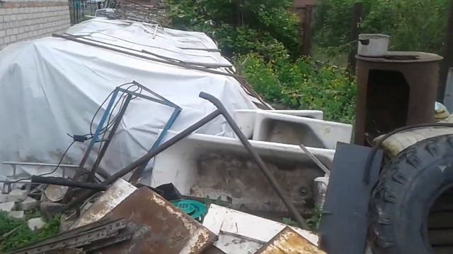 Пошёл вскрывать птичник и чистить от хлама наваленного во внутрь. смотреть онлайн