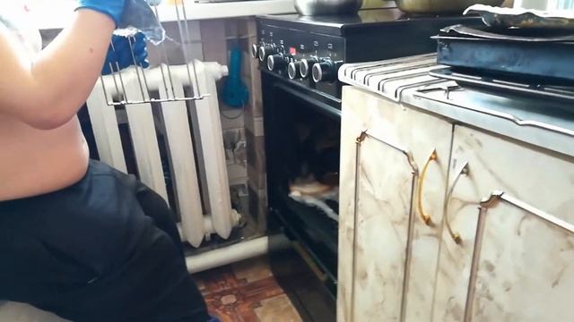 Чистим плиту новым средством. смотреть онлайн