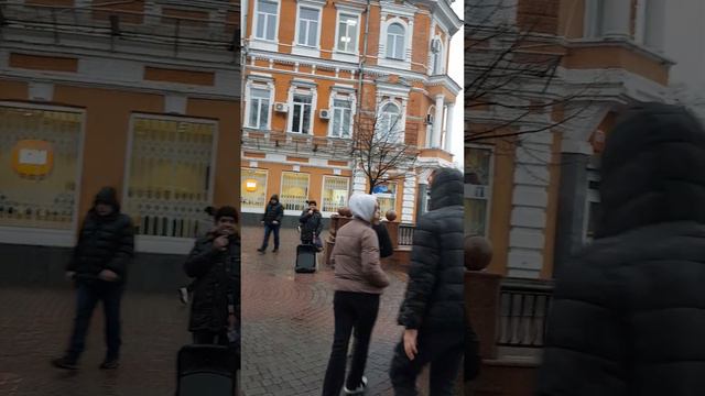 Полтава, уличный музыкант красиво поет украинские песни смотреть онлайн