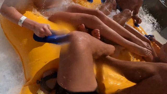 Tornado Family slide at Wild Wadi Dubai смотреть онлайн