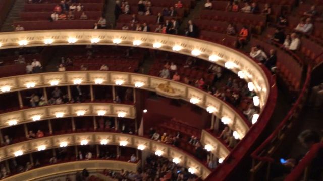 Vienna State Opera House - Before a Performance смотреть онлайн