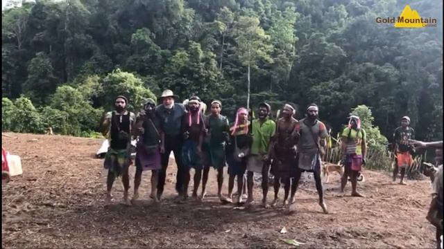 Local villagers catch a python in the New Guinean Highlands смотреть онлайн