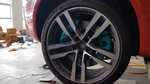 Audi tt upgraded to 6 pot front 4 pot rear with existing caliper bypass as handbrake смотреть онлайн