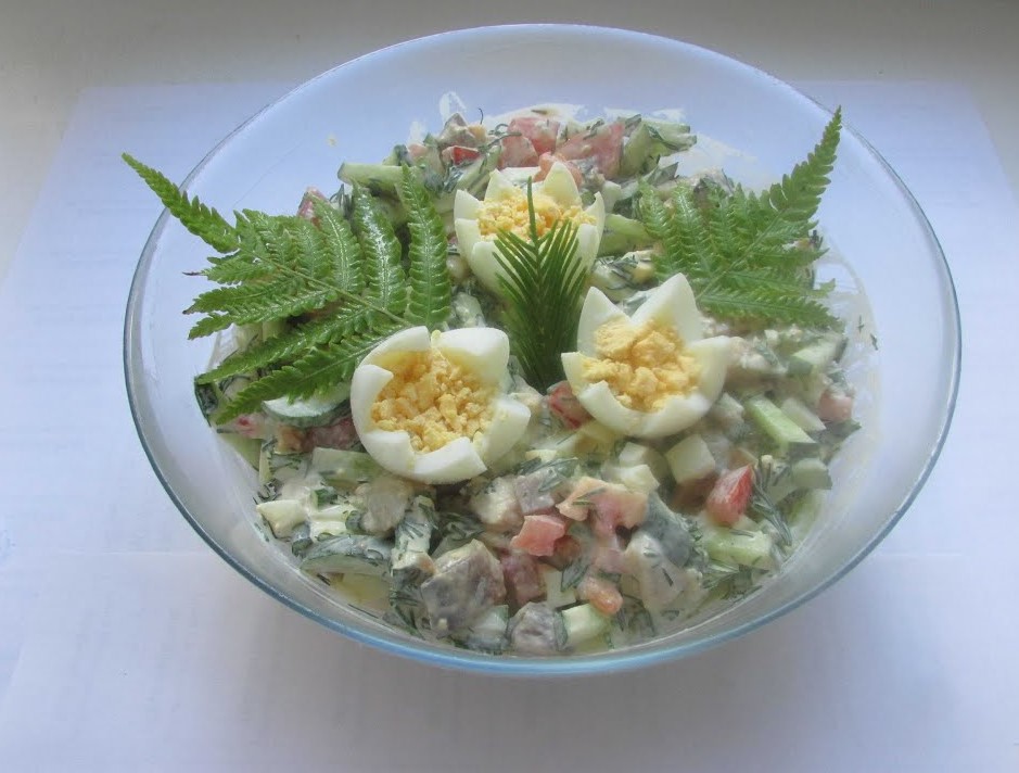 ОЧЕНЬ ВКУСНЫЙ САЛАТ С КОПЧЁНОЙ СКУМБРИЕЙ И ПОМИДОРАМИ! смотреть онлайн