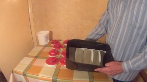 Рыболовные кружки в контейнере из канистры с "загонами" для живцов. Fishing, Russian style!