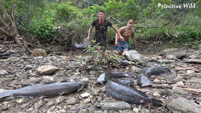 Amazing Hand Fishing - Skills Catch Fish In Pond By Hand смотреть онлайн