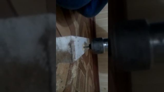 Учим сына сверлить коловоротом. смотреть онлайн