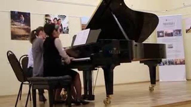 Юля Рогачевская и Вероника Ан исполняют Венгерские танцы Брамса смотреть онлайн