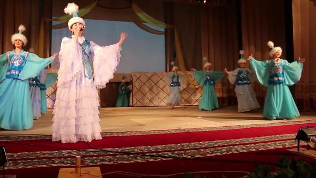Русская девушка красиво поёт на казахском языке смотреть онлайн