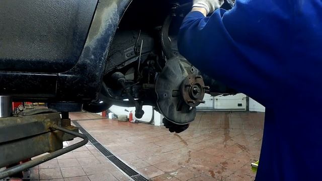 замена ступичного подшипника / Mazda GG смотреть онлайн