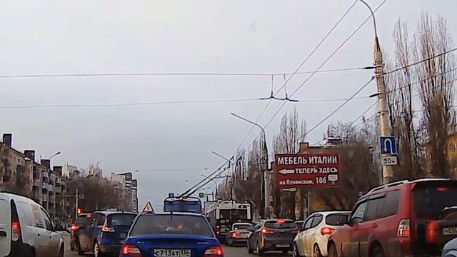 Мой троллейбус- мои Правила или как Рогатый пытается обогнать Троллейбус по ОДНОЙ КОНТАКТНОЙ СЕТИ смотреть онлайн