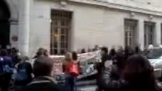 Sorbonne Student Protest 4/03/09 - "Human Shield" смотреть онлайн