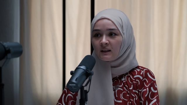 Рабиға Төлебай: хафиз болу, 14 жаста студент атану & Абай шығармаларын аудару / Narikbi LIVE #70 смотреть онлайн