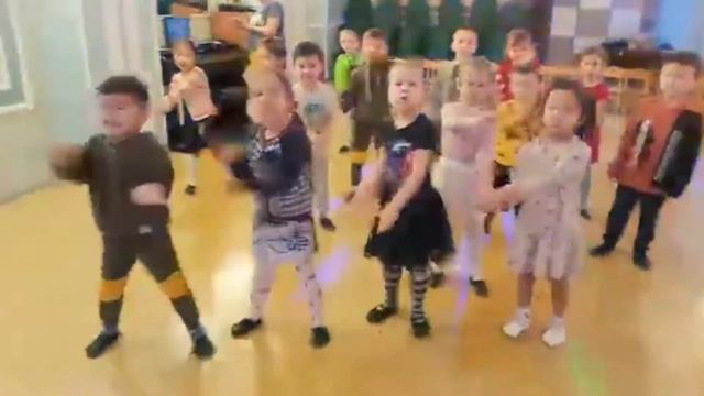 Музыкальне занятие "НОВОГОДНЯЯ ДИСКОТЕКА" смотреть онлайн