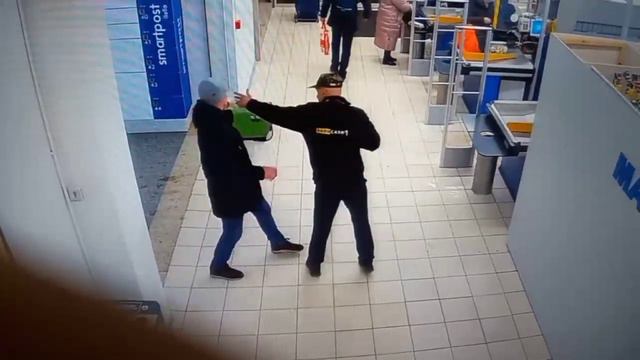 Охранник и мужик сцепились в магазине . Охранника замочили