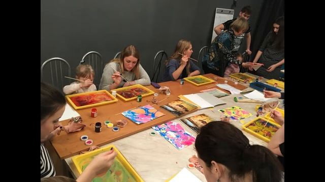 Рисование в технике "Эбру" в семейной студии "Я-ТЫ-МЫ". смотреть онлайн