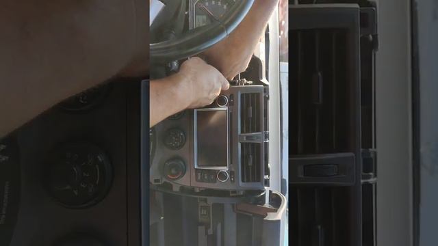 Wymiana , wyjęcie radia w Toyocie Verso S 2014 rok смотреть онлайн