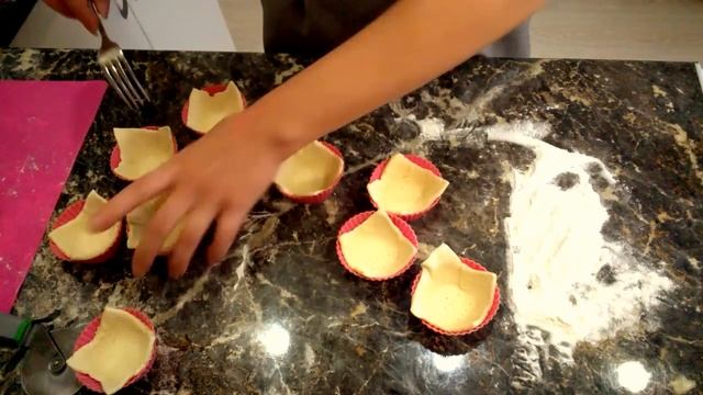 Тарталетки из слоеного теста. Тарталетки с икрой. Корзиночки из слоеного теста. Тарталетки рецепт. смотреть онлайн