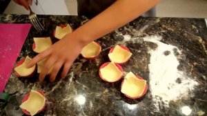 Тарталетки из слоеного теста. Тарталетки с икрой. Корзиночки из слоеного теста. Тарталетки рецепт.