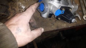 Замена корпуса влагоотделителя. Травит воздух .мерседес ATEGO.