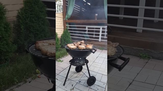 Вугільний гриль (барбекю, мангал) пересувний на колесах для пікніка 440х440х180мм Польща ax-799 смотреть онлайн