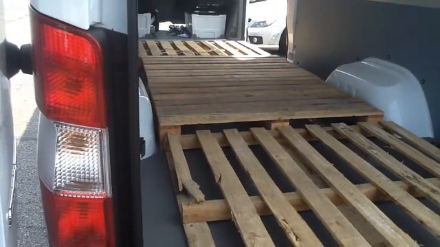 Pallet Loading Cargo Space on 170" Mercedes Benz Sprinter Cargo Van смотреть онлайн