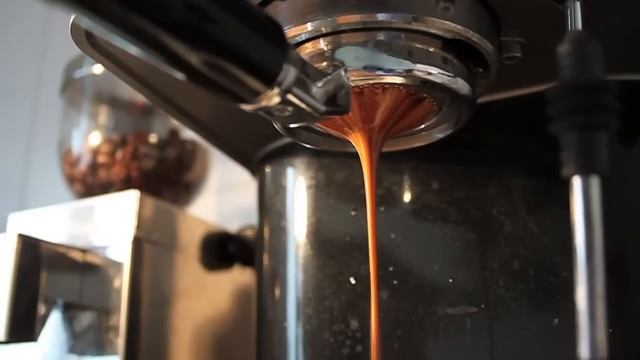 Gaggia Baby Nero - bodenloser Siebträger.mov смотреть онлайн
