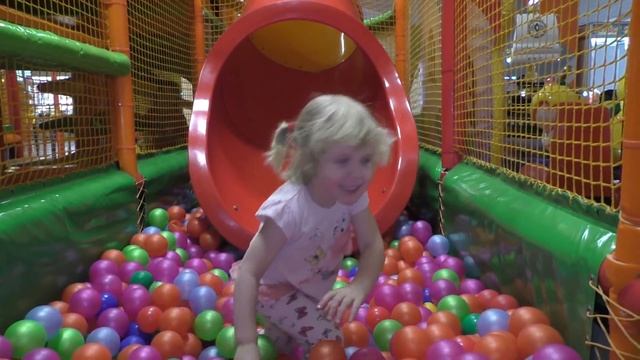 Детский лабиринт: дети катаются с горки. Бассейн с шариками, батут. смотреть онлайн